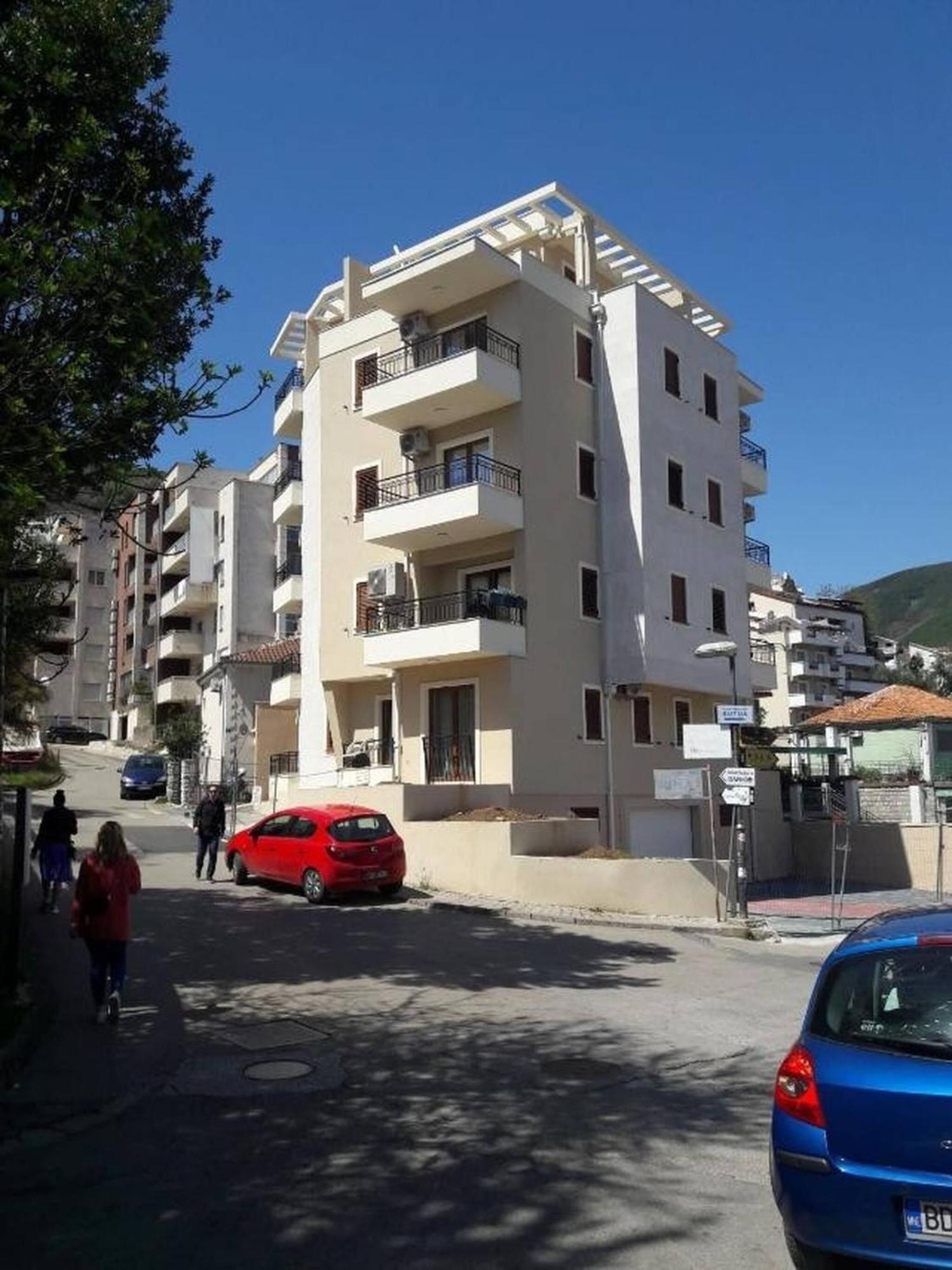Charming With Mountain Views *